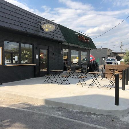 Modern Luxury Rooftop Deck, 3 Mi To Downtown ナッシュビル エクステリア 写真